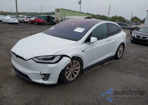 2016 Tesla Model X 60D/70D/75D/90D z USA, uszkodzony, nr VIN 5YJXCDE27GF028932